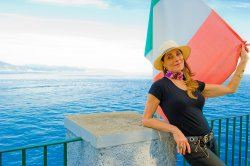 Christiane Torloni para Caras Portofino Italia 