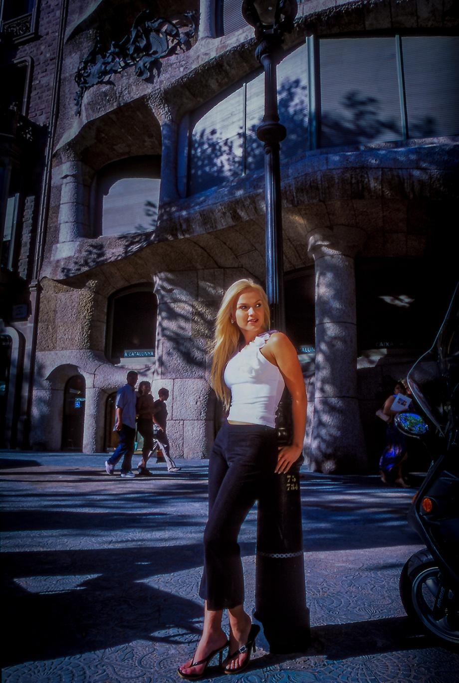 Eliana Barcelona Julho 2001 / Revista Caras