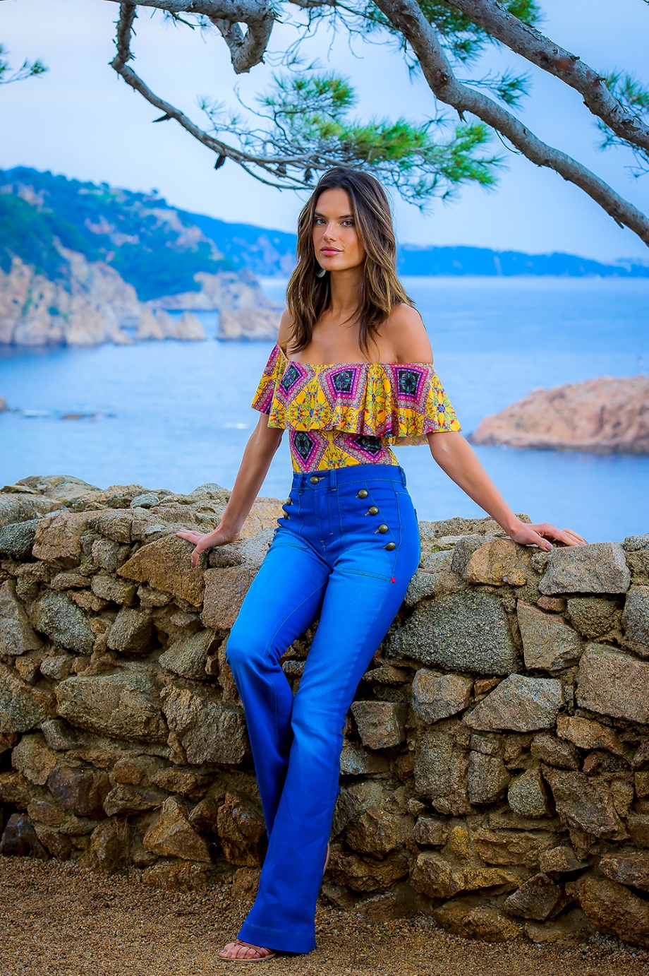 Alessandra Ambrosio para Caras Tossa de Mar Espanha 