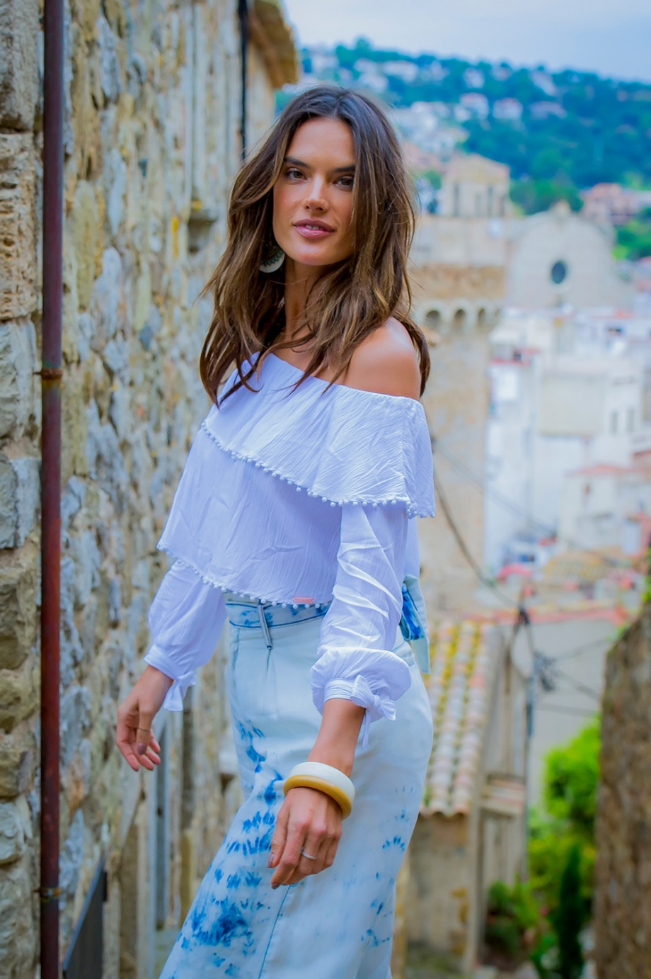 Alessandra Ambrosio para Caras Tossa de Mar Espanha 
