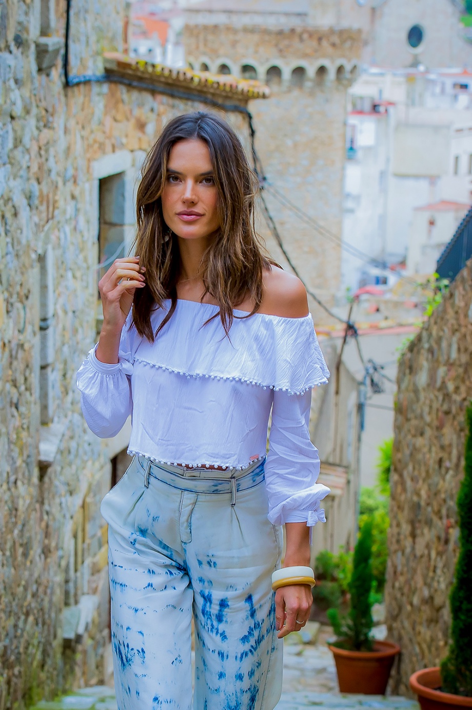 Alessandra Ambrosio para Caras Tossa de Mar Espanha 